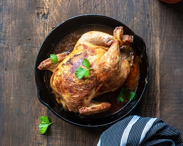Poulet braisé doré dans sa poêle en fonte