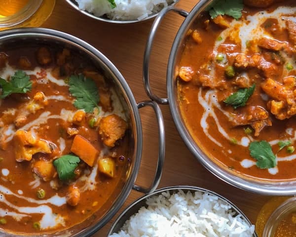 Curry de légumes servi avec du riz blanc