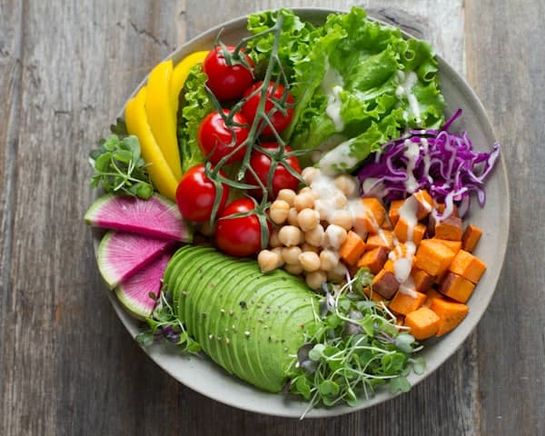 Bol de légumes frais, avocat et patate douce