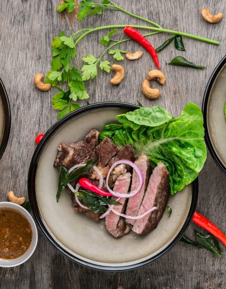 Plat mijoté servi avec des légumes frais