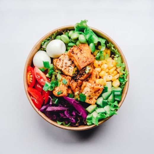 Bol de légumes et céréales