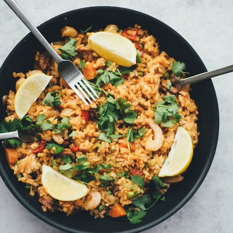 Assiette de riz épicé aux légumes